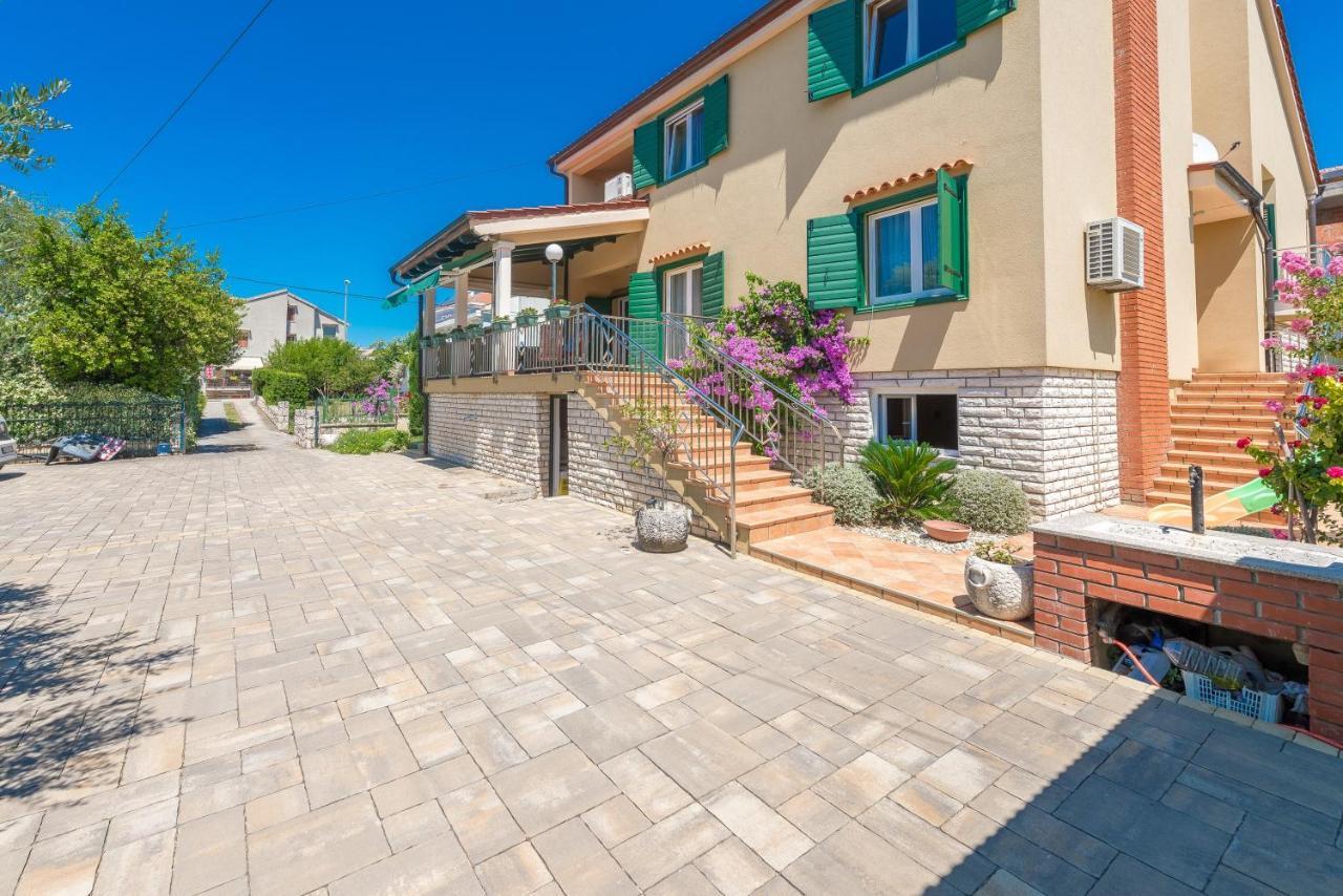 Lux Nina With Six Bedrooms, Private Pool, Sauna Villa *