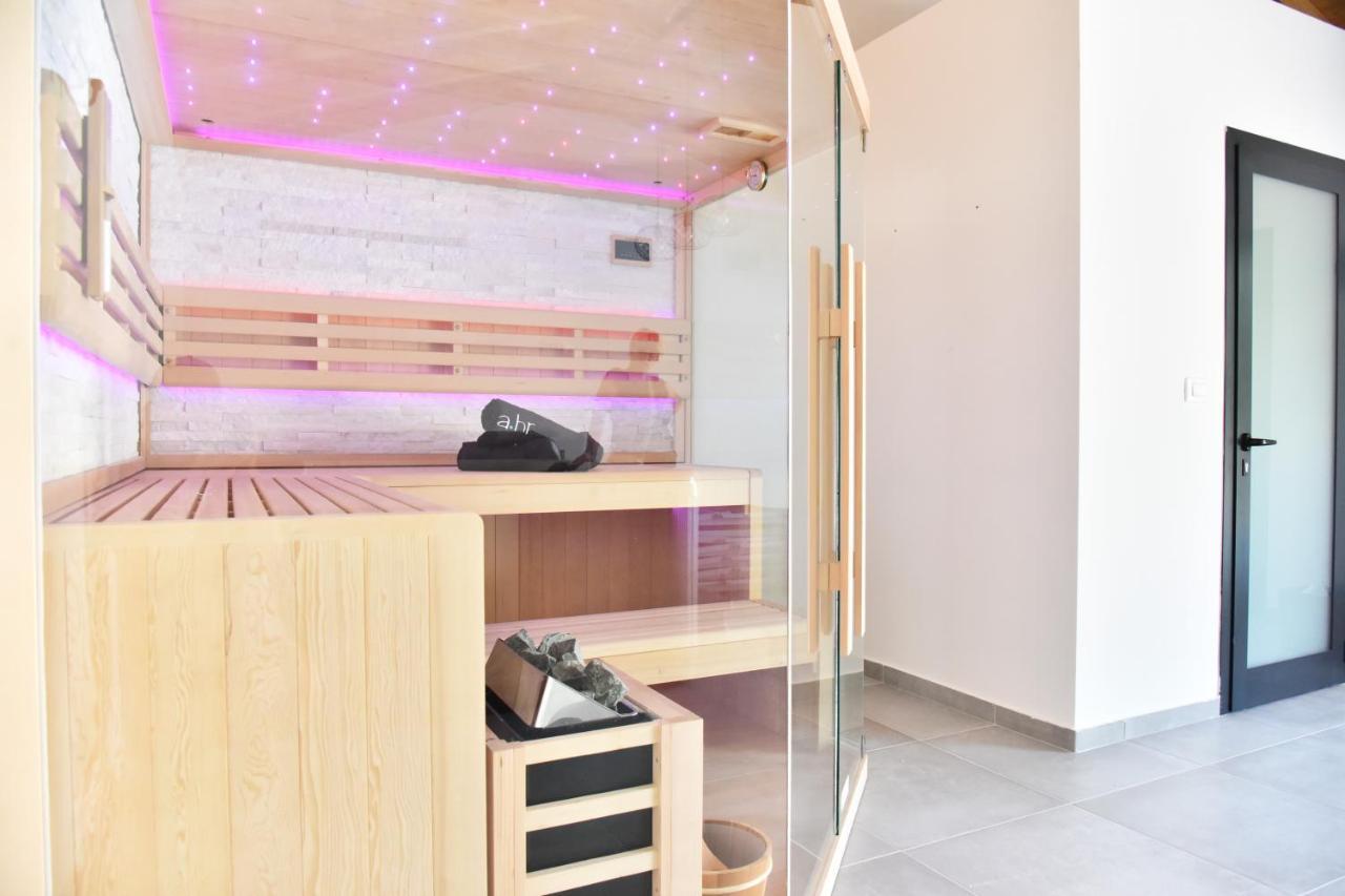 Lux Nina With Six Bedrooms, Private Pool, Sauna Villa *