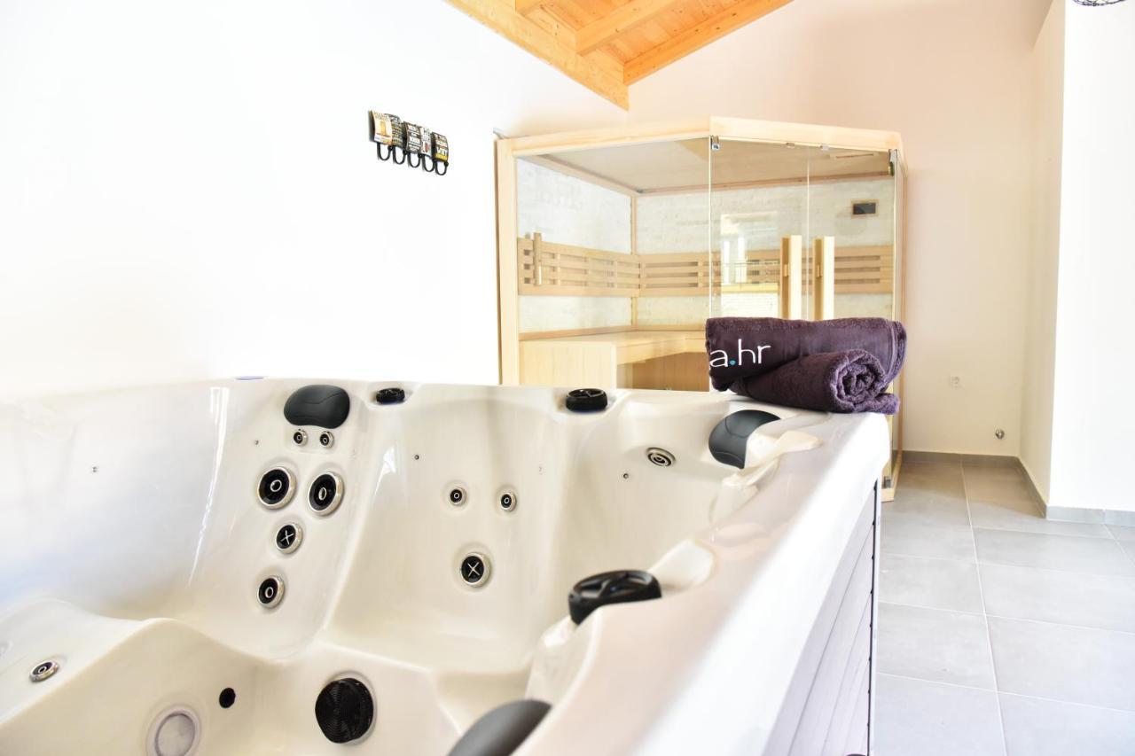 Lux Nina With Six Bedrooms, Private Pool, Sauna *
