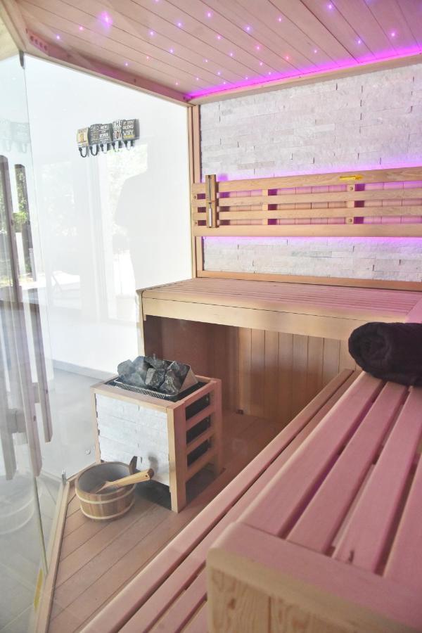 Lux Nina With Six Bedrooms, Private Pool, Sauna