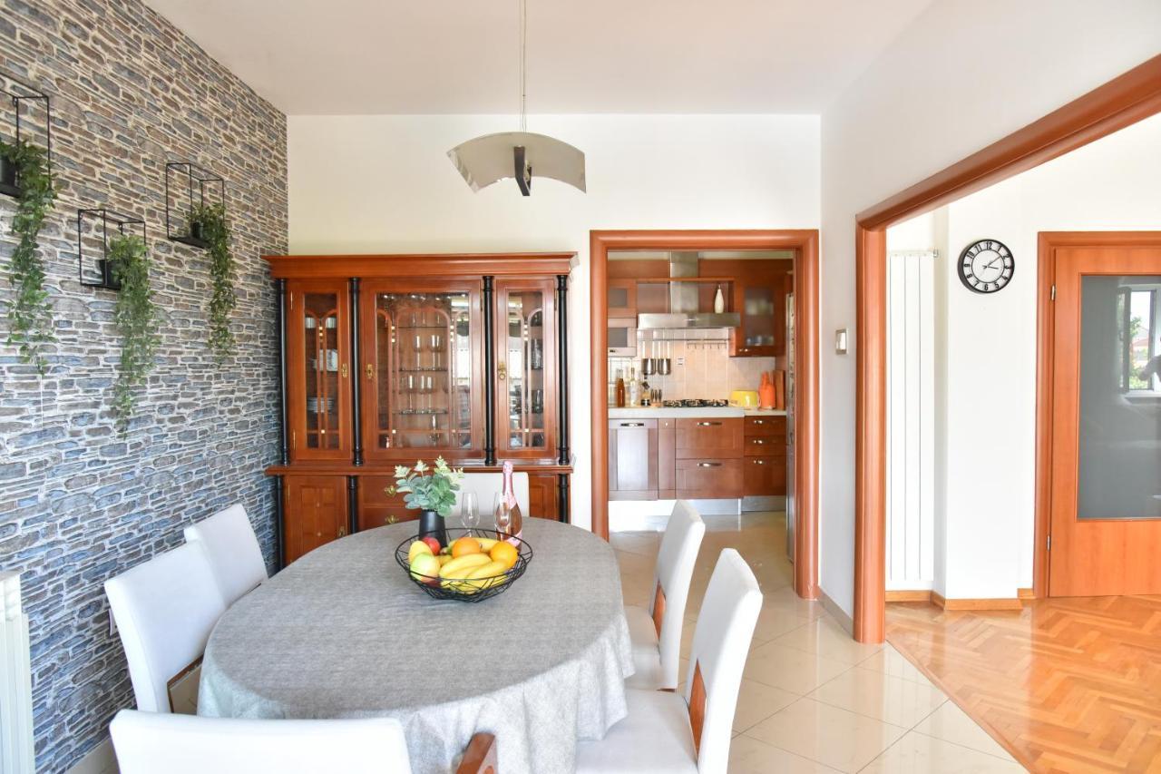 Lux Nina With Six Bedrooms, Private Pool, Sauna