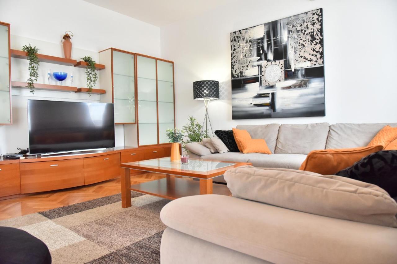 Lux Nina With Six Bedrooms, Private Pool, Sauna Villa *