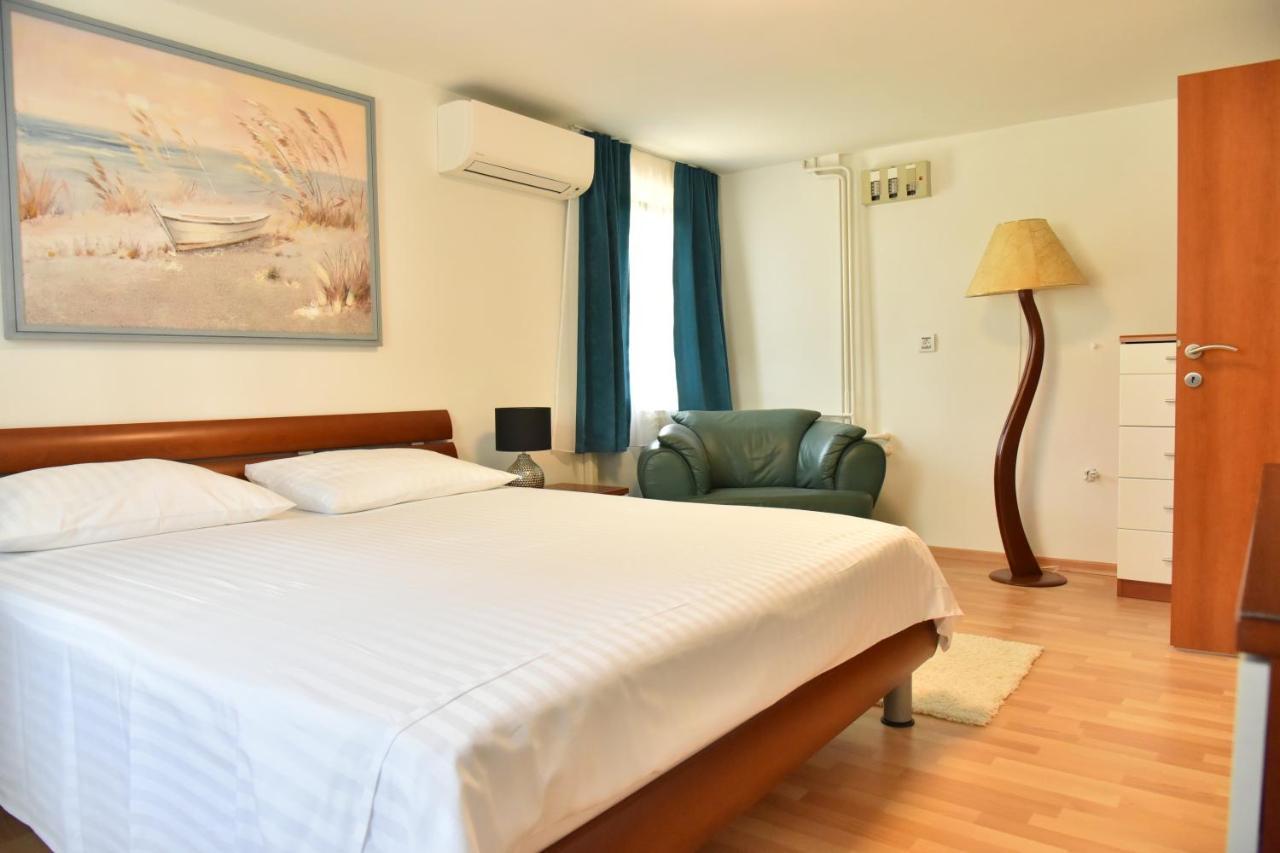 Lux Nina With Six Bedrooms, Private Pool, Sauna Villa